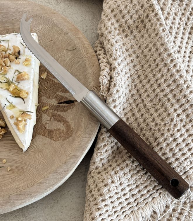 Cuchillo para queso con madera