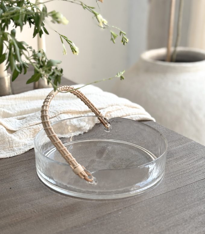 Cuenco de vidrio Quing con manija de rattan